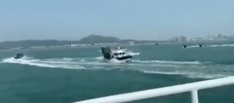 回顧 2020 年事發過程，當時金門海巡隊於檳榔嶼海域執行清除漁網作業，10 餘艘中國快艇疑似因不滿工具遭清除，集體丟擲石塊、空酒瓶攻擊，甚至惡意衝撞海巡船。   圖：海巡署提供