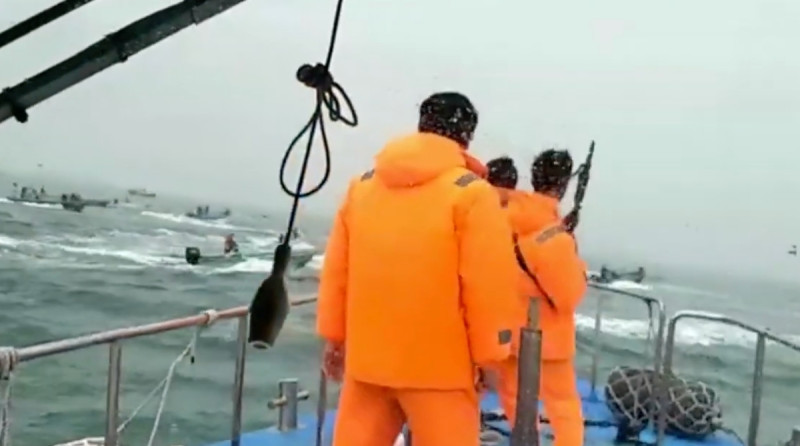 近期網傳一段影片指，中國有 10 艘船隻，疑似因不滿台灣海巡日前強硬執法釀死傷，近日遂於金廈水域「展開報復」，猛烈衝撞我海巡船。   圖：海巡署提供