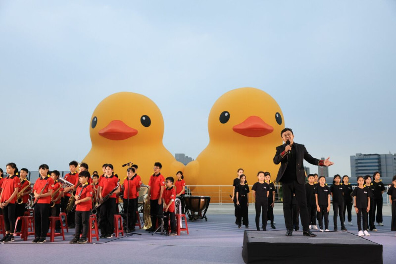 現場以音樂歡送黃色小鴨。   圖：高雄市政府/提供