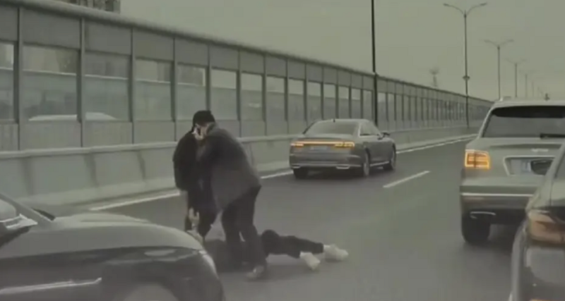 25日，中國一段「賓利司機行兇傷人」影片在網路流傳。   圖 : 翻攝自影片截圖