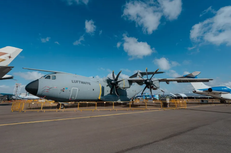 有中國民眾想登上德國空軍 A400M 運輸機參觀時，遭到空客防務工作人員的阻攔。   圖：翻攝自遠鑿方知