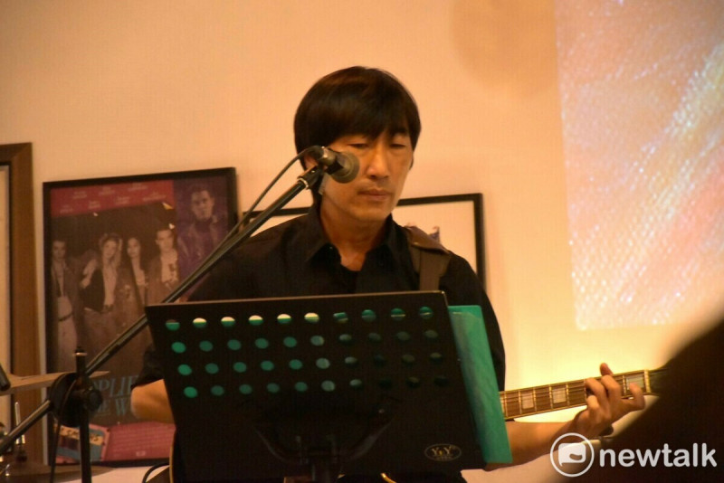 周耀東是藝術家也是樂團樂員。   圖：孫家銘攝