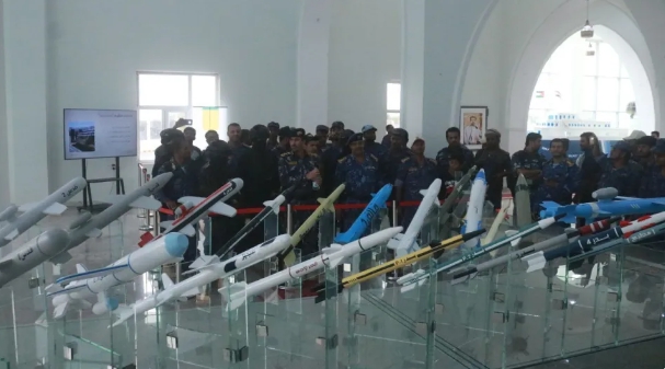 葉門胡塞安全部隊在19日參觀了荷台達舉辦的展覽，展覽展出了導引火箭彈模型。   圖 : 翻攝自騰訊網/ 皇家橡樹
