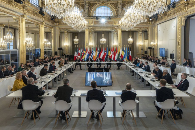歐洲各國25位領導人齊聚巴黎召開烏克蘭會議，初步已討論向烏方派遣部隊。   圖：翻攝自馬克宏推特