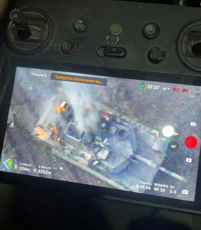  俄軍用 FPV 自殺無人機擊中了一輛 M1A2 坦克。圖片為俄軍第 15旅的無人機操作員，用手機拍攝的穿越機顯示器。 圖：翻攝自皇家橡樹 