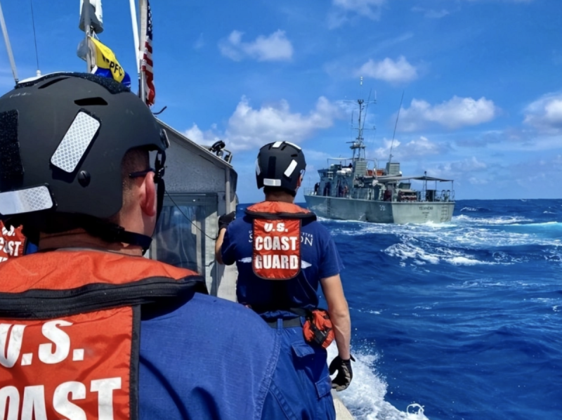 執行勤務的美國海岸防衛隊人員，在吉里巴斯登上中國漁船檢查。   圖:翻攝自 海事先鋒