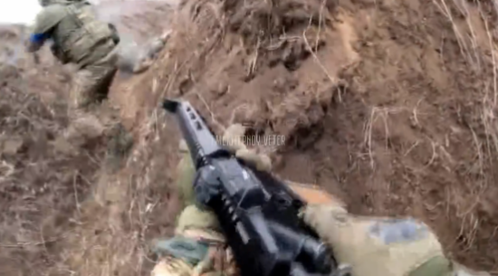 有疑似為俄軍偽造的影片流出，顯示由俄軍扮演的烏克蘭軍人在戰壕中槍殺了棄槍投降的俄軍。   圖 : 翻攝自X影片