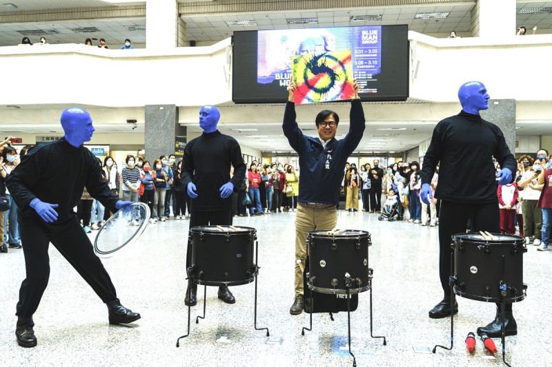 陳其邁(右二)加入藍人樂團打擊演奏行列。   圖：高雄市政府/提供