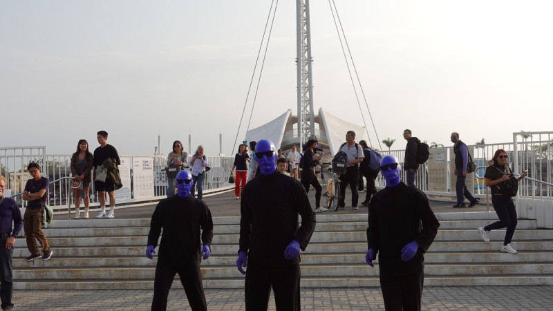 藍人樂團快閃大港橋。   圖：高雄市政府/提供