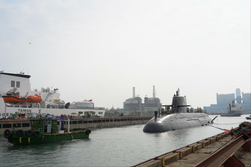 國造潛艦「海鯤號」正進行泊港測試（HAT），若一切完備，才會進行下階段海上測試（SAT）。   圖：台船公司／提供