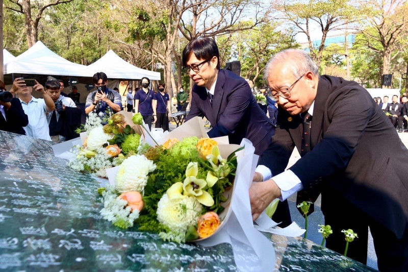 陳其邁(右二)在228和平紀念公園獻花。   圖：高雄市政府/提供