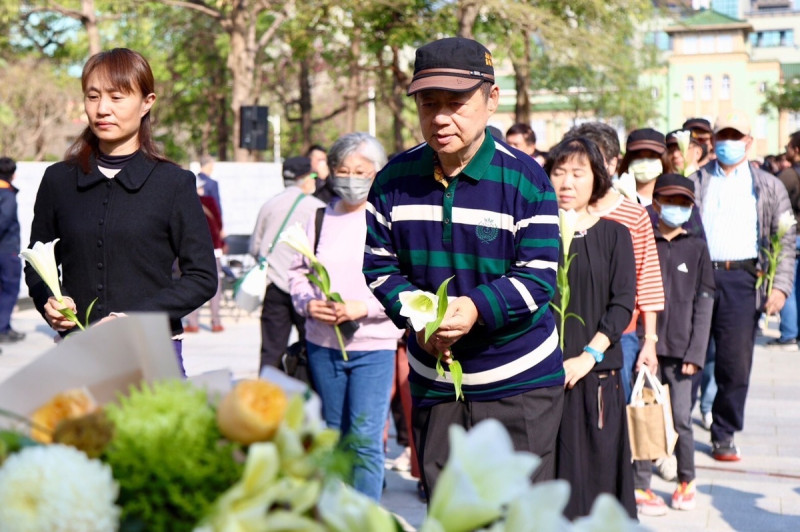 民眾列隊在228和平紀念公園獻花。   圖：高雄市政府/提供