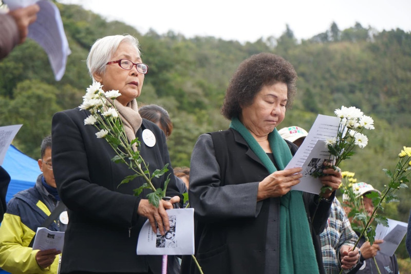 監察院長陳菊今日出席位於林家墓園舉辦的追思紀念會，並在臉書貼文上表示「了解過往、走向和解」。   圖 : 翻攝自陳菊臉書