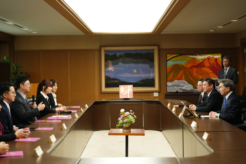 高雄市政府訪團(左)拜會熊本縣交換意見。   圖：高雄市行國處/提供