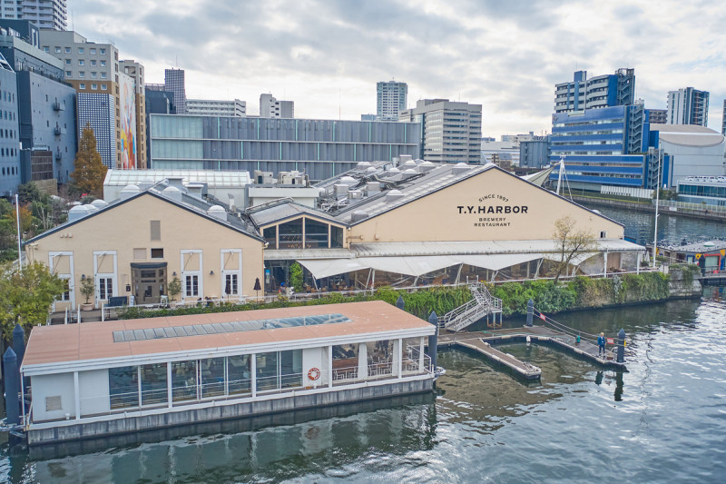 T.Y HARBOR擁有可眺望運河的露天平台座位，以及浮於運河上的水上休閒廳。   圖：東京觀光財團／提供