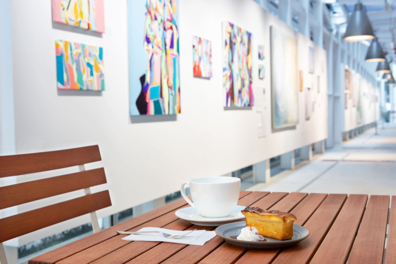 WHAT CAFE融合了藝廊與咖啡廳，展售新一代藝術家們的當代藝術作品。   圖：寺田倉庫／提供