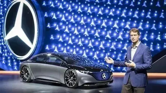 2 月 22 日，賓士首席執行官康林松，宣布放棄 2030 年全面實現「電動化」的計劃。   圖：翻攝自汽車有智慧