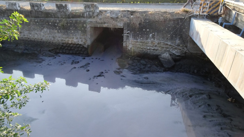 近日高雄二仁溪流域下游的涵口圳添志橋下發現有白濁色廢水流入。   圖：環境部環境管理署／提供