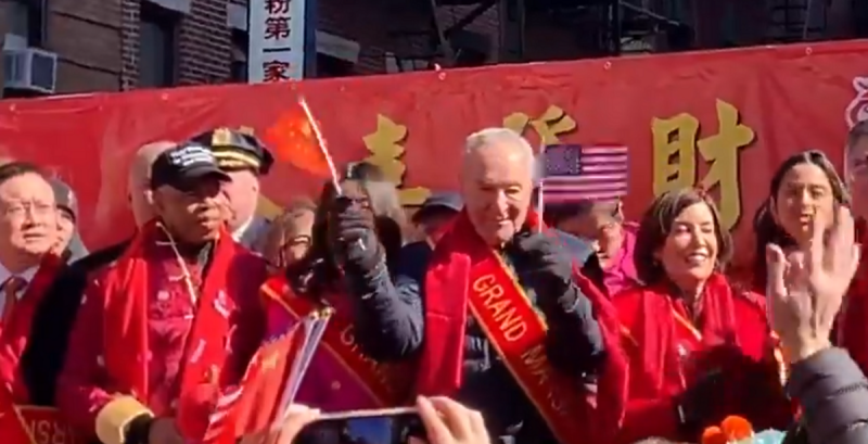 美國參議員查克舒默近期出現在曼哈頓唐人街舉行的年度遊行之前的活動現場。   圖：翻攝自變態辣椒 X（前推特）帳號