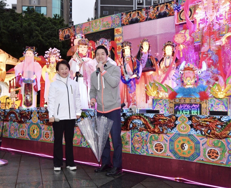台中市長盧秀燕北上與台北市長蔣萬安參觀台北燈節。   圖：台北市政府 / 提供
