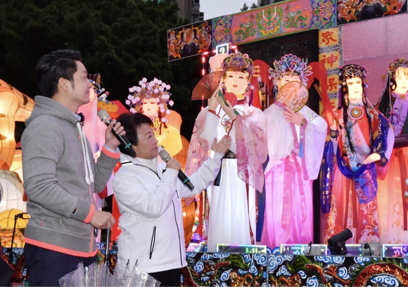 台中市長盧秀燕北上與台北市長蔣萬安參觀台北燈節。   圖：台北市政府 / 提供