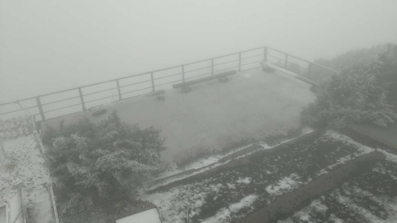 玉山更於今日上午8時15分開始陸續下冰珠至12時45分，目前天氣狀況為濃霧，能見度不足100公尺。   圖：中央氣象署／提供