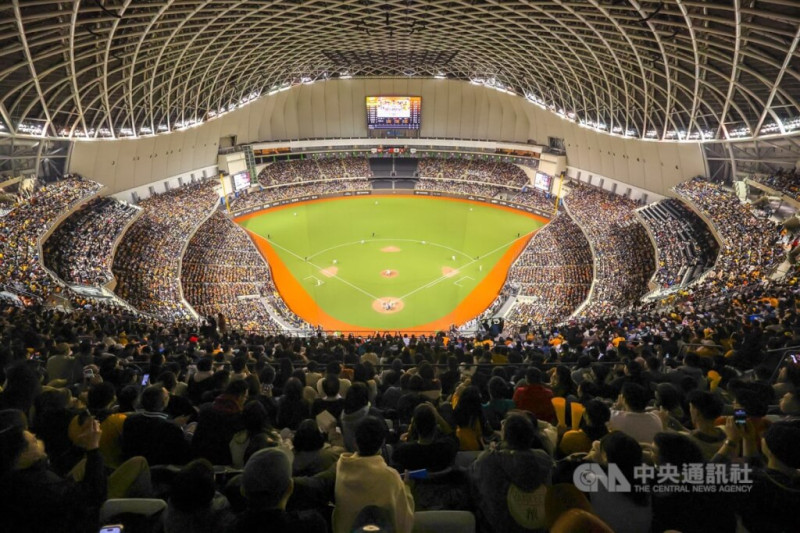 「讀賣巨人軍90週年紀念台灣試合」2日晚間進行首場交流賽，這也是台北大巨蛋首度開放全場座席，共有3萬7890名觀眾進場，改寫台灣棒球場史上單場最多觀眾人數紀錄。   圖：中央社提供