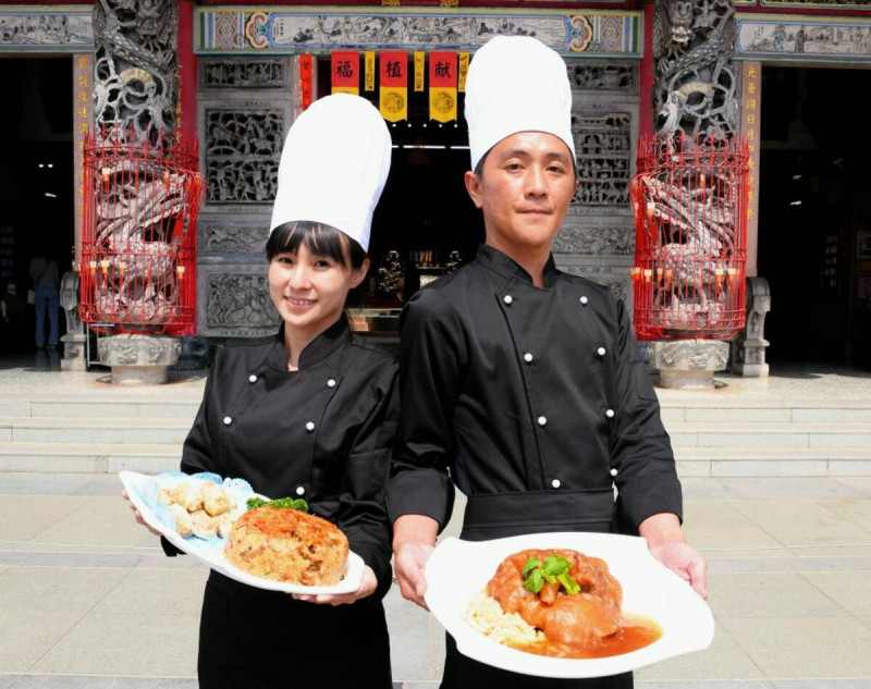 宋江大宴由林祺銘(右)夫妻檔掌廚。   圖：高雄市觀光局/提供