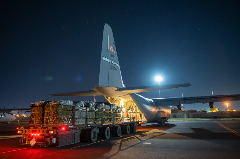 美國和約旦空軍2日出動3架C-130運輸機，載運66大包救援物資，包括38000份即可食用餐食，沿著加薩海岸線空投發送，希望為受到持續衝突影響的平民提供重要救濟。   圖：翻攝defense.gov