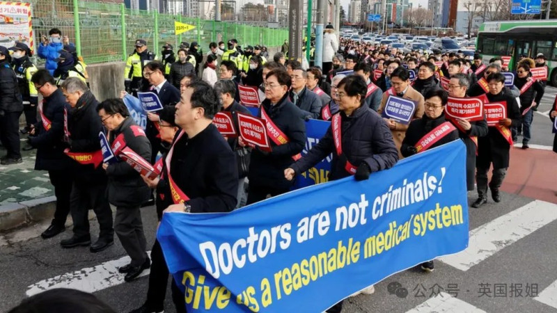 南韓近期在尹錫悅政府執意擴增醫學院新生名額下，連日來爆發以實習、住院醫師為首的萬人罷工，其中甚至有 9 千人離職。 首爾今下午舉行「全韓醫生總動員大會」。   圖：取自微博