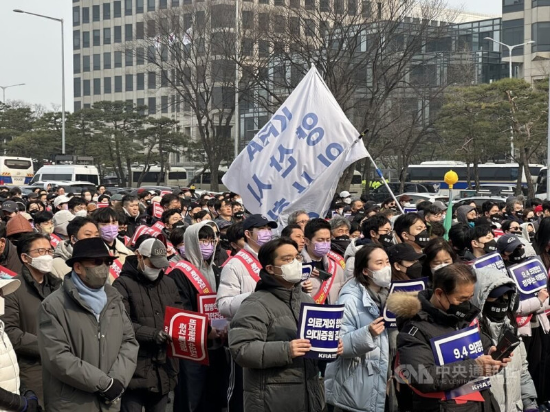 大韓醫師協會非常對策委員會3日下午舉行全國醫師總動員大會，除年輕住院醫生、醫學生外，也有許多資深醫生到場支持。   圖：中央社提供