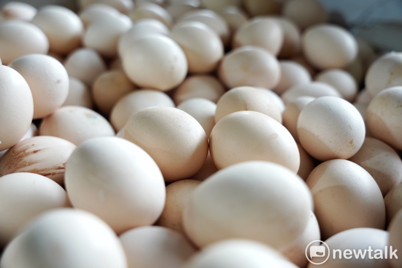 由於蛋農自主減少產量，以及春節期間的庫存已消耗完等問題，台北市蛋商公會表示，周一起預計將調漲蛋價 2 元   圖：張良一/攝
