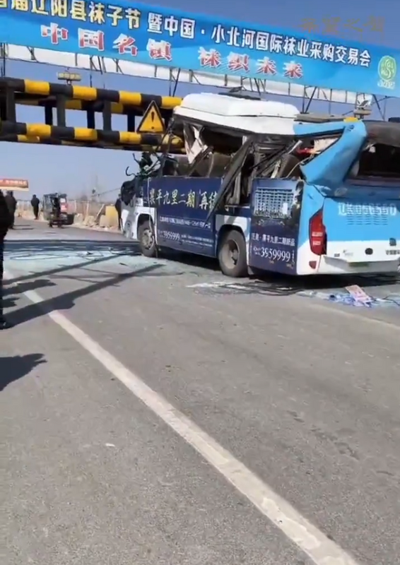 中國近期發生一起慘烈悲劇，一輛沈陽巴士撞上限高桿，造成 20 多人死傷。   圖：翻攝自希望之聲–中國時局 X（前推特）帳號