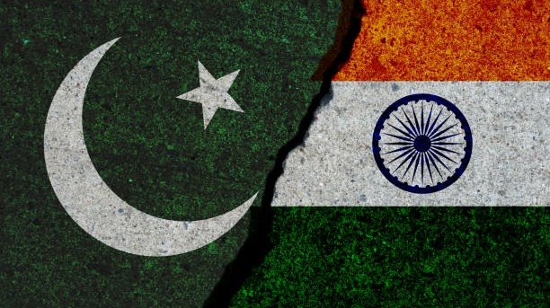 印度安全機構於今年 1 月在孟買的納瓦謝瓦港截停一艘從中國駛往巴基斯坦的船隻，並查扣了一批被懷疑可被用於生產飛彈的「軍民兩用」貨物。此舉引起了印巴之間的緊張氣氛。   圖 : 翻攝自X帳號 @GlobeEyeNews