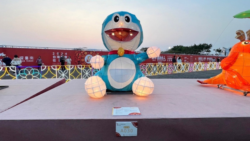近日燈區內親子組亦有哆啦A夢作品「童年時光機」的造型引發社群網友熱議。   圖：台南市政府觀光旅遊局／提供