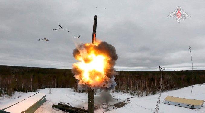 俄羅斯國防部宣布，他們在普列謝茨克航天發射場進行了一項重要的訓練活動。這次訓練的內容包括使用固體燃料、攜帶分導彈頭的機動型「亞爾斯」洲際彈道飛彈的發射。   圖 : 翻攝自俄羅斯國防部