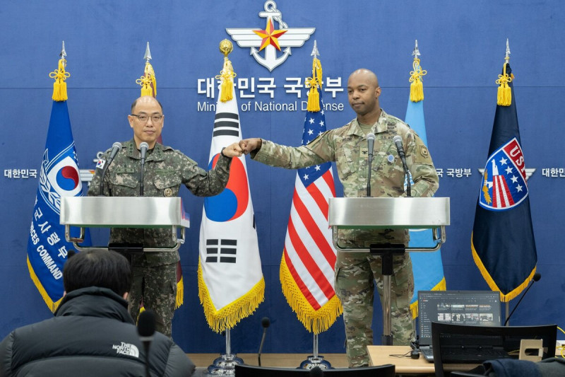 2月28日，「自由護盾」（Freedom Shield）記者會。該記者會由聯合參謀本部公報室室長李誠俊（左）和韓美聯合司令部公報室室長伊薩克·泰勒主持。   圖 : 翻攝自X帳號@USForcesKorea