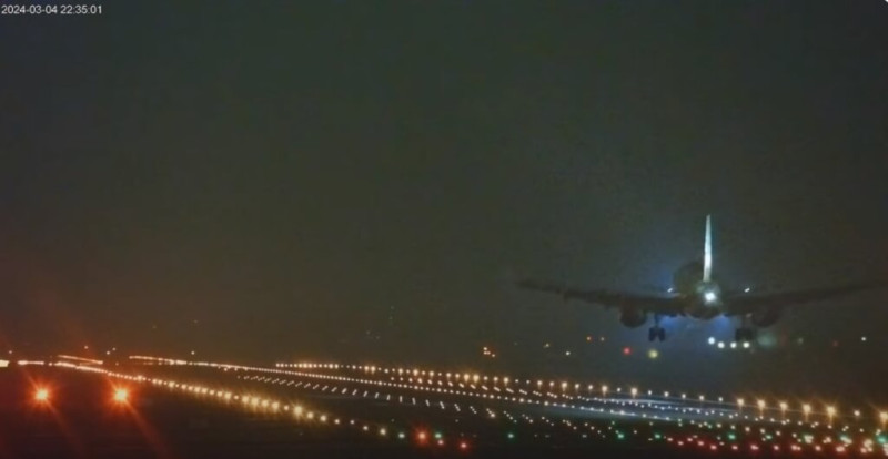 桃園國際機場公司表示，機場南跑道歲修作業提前在4日晚間9點完成並開放，同時恢復機場雙跑道營運。   圖：翻攝桃園智慧旅遊雲YouTube網頁