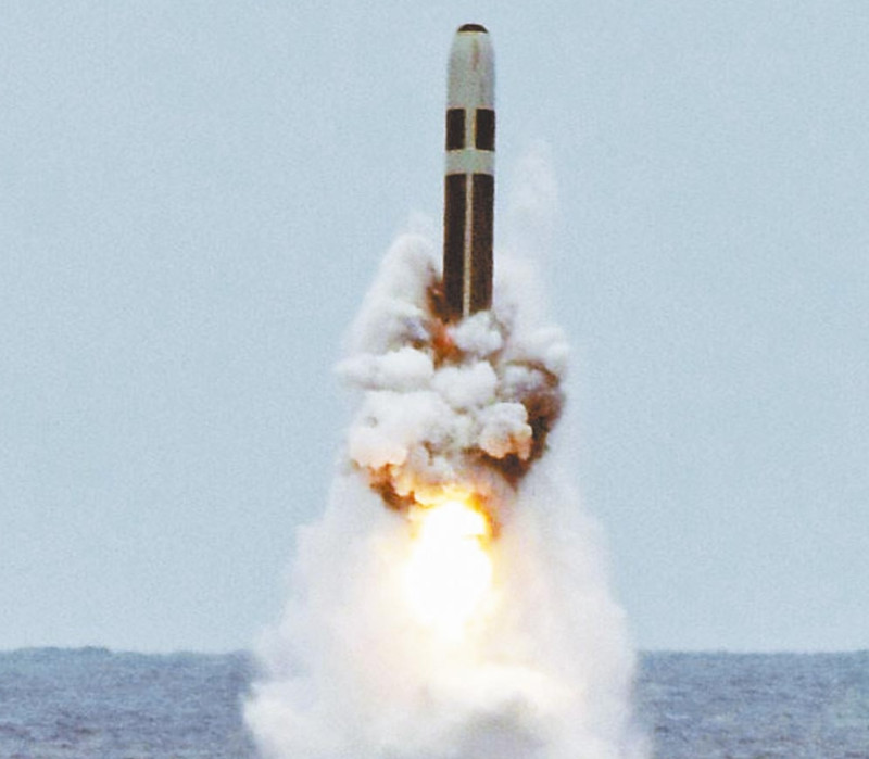 中國巨浪-3洲際彈道導彈攜6媒核彈頭，可從水下發射。   圖 : 翻攝自 US Navy