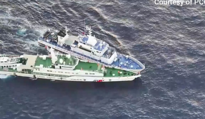  中國海警船與菲律賓海防船發生碰撞。 圖：翻攝自 Jay Tarriela Ｘ帳號 