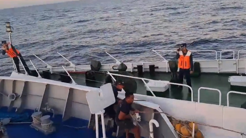 中國海警船衝撞菲律賓海防船時，中國海警人員早有預備拿出攝影機拍攝，菲方人員則趕緊做出船隻碰撞的緊急措施。   圖：Jay Tarriela／Ｘ