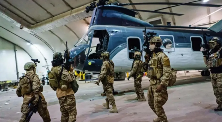 美事裝備的塔利班特種部隊檢查奴干直升機。