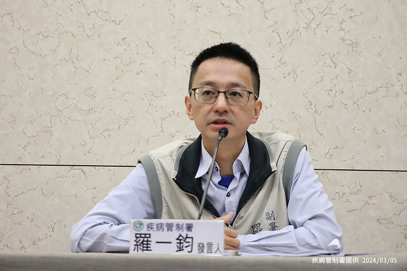 類流感高峰已過，疾管署今(5)日表示，國內類流感上周就診人數為10.2萬人次，較於前一周人數下降，不過仍處於高原期，且為6年同期最高，呼籲民眾剩6萬劑，應盡快接種。   圖：疾管署／提供