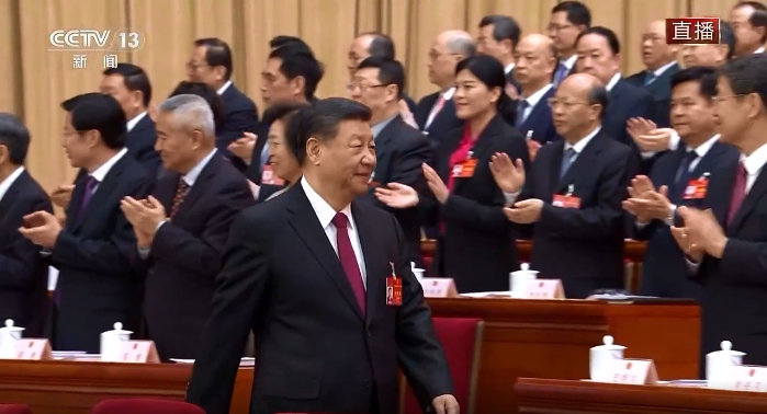 中國國家主席習近平抵達兩會會場，代表們起立鼓掌致意。   圖 : 翻攝自央視直播