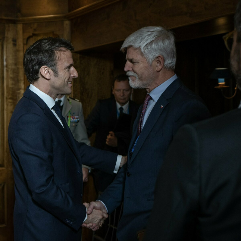 法國總統馬克宏（左）與捷克總統帕維爾（右）   圖：翻攝自帕維爾的Ｘ（推特）