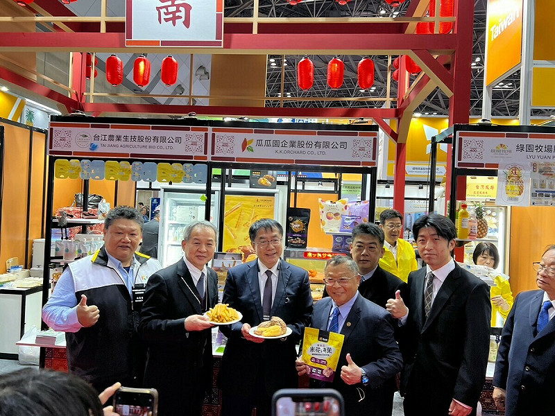黃偉哲市長視察台南廠商攤位,為業者加油打氣,並大力推銷台南美食。 圖:台南市政府提供