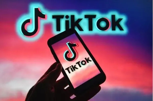 TikTok在自己的平台上投放了一則滿版廣告，標題為「阻止TikTok關閉」。   圖：翻攝自騰訊網