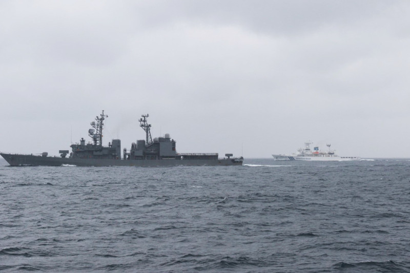日本為強化南西諸島防衛需求，海上自衛隊與海上保安廳在沖繩海域進行機艦海上聯合訓練。圖為「朝霧號(DDG-151)」護衛艦與海保船艦共同操演。   圖：翻攝「X」@JMSDF_PAO