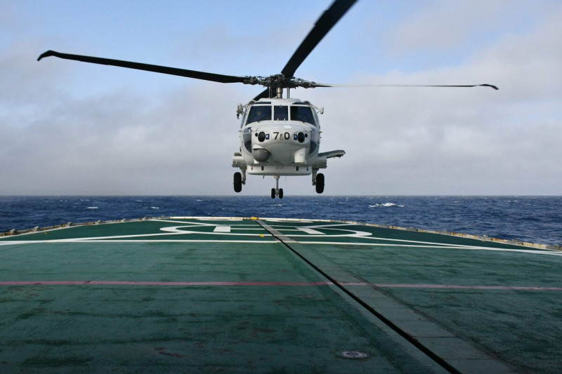 日本為強化南西諸島防衛需求，海上自衛隊與海上保安廳在沖繩海域進行機艦海上聯合訓練。圖為飛行器跨艦起降作業。   圖：翻攝「X」@JMSDF_PAO