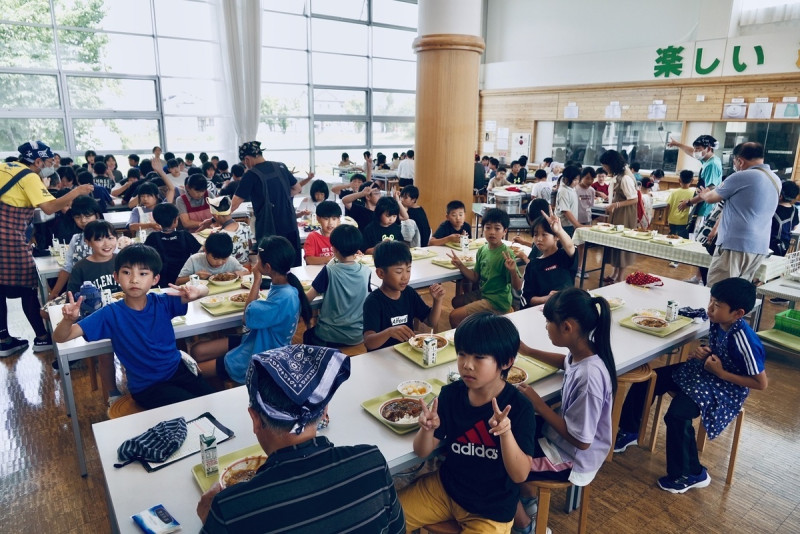 灃食團隊觀摩日本食育經驗，鼓勵台灣校園運用簡單概念融入飲食教學。   圖：灃食教育基金會提供